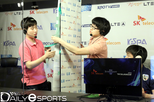 CJ 엔투스 고병재가 경기를 치르던 중 흑색 가림판이 무너지는 불상사가 벌어졌다. 프로리그 운영진이 무너진 가림판을 확인하고 있다.