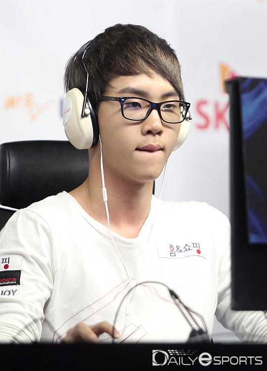 프라임의 대표 선수 장현우가 경기가 풀리지 않는 듯 아랫 입술을 꽉 깨물고 있다.