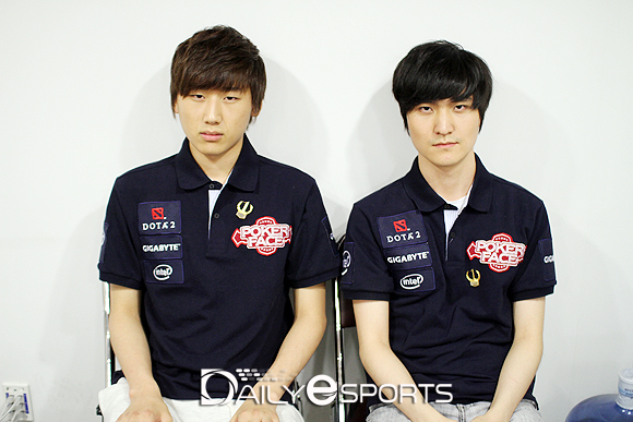 포커페이스 김용민(왼쪽)-정동석.