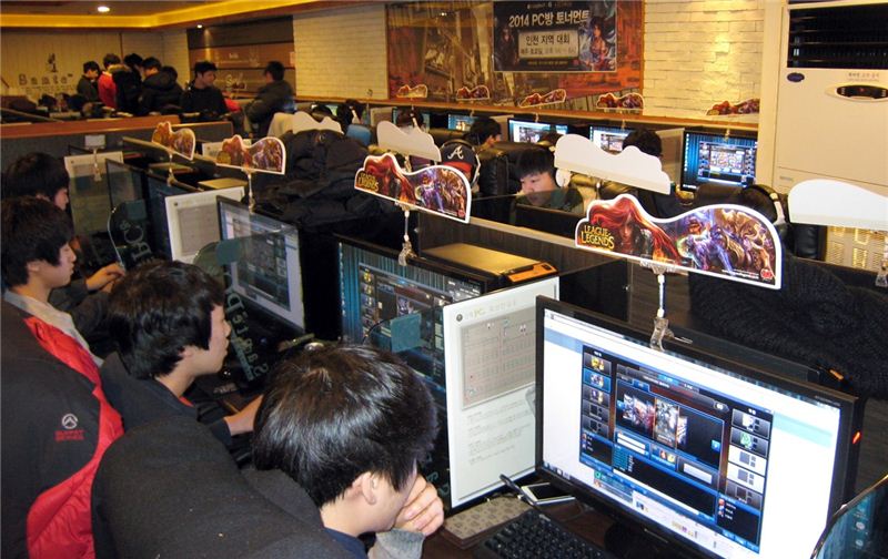 인천 지역의 한 PC방에서 열리고 있는 리그 오브 레전드 PC방 토너먼트.