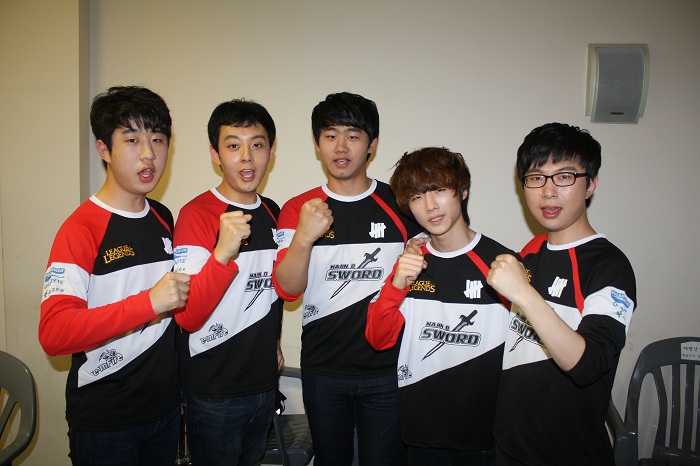 죽음의 조에서 1위로 통과한 나진 소드.