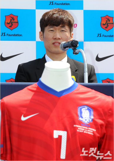 축구대표팀이전지훈련하는미국마이애미에서만난축구팬도맨체스터유나이티드에서뛰었던한국인선수의근황을물을정도로박지성의존재감은여전했다.박종민기자