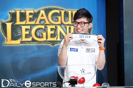 SKT K를 뽑고 어색한 미소를 짓고 있는 삼성 블루 '하트' 이관형.
