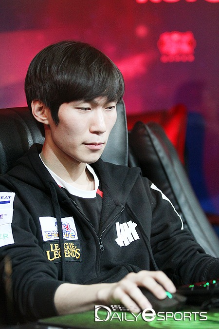 EG '헬리오스' 신동진, 북미 데뷔전서 LMQ에 역전패