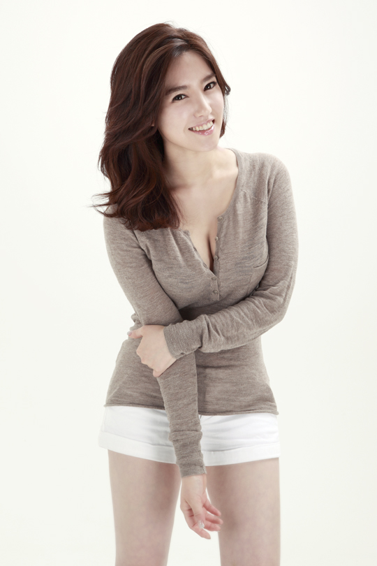 행동하는 열정으로 e스포츠 첫 시구자 된 양한나 아나운서
