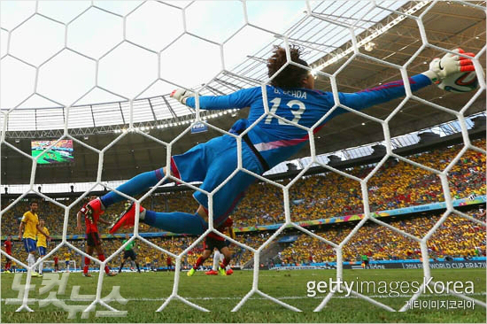 멕시코의골키퍼오초아가몸을날려브라질의슈팅을막아내고있다(사진=ⓒGettyImages/멀티비츠제공)