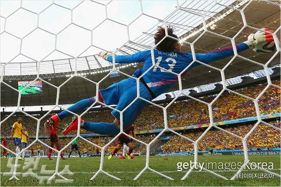 골이라확신했던네이마르의헤딩을멕시코골키퍼기예르모오초아가슈퍼세이브로막아냈다.(사진=ⓒGettyImages/멀티비츠제공)