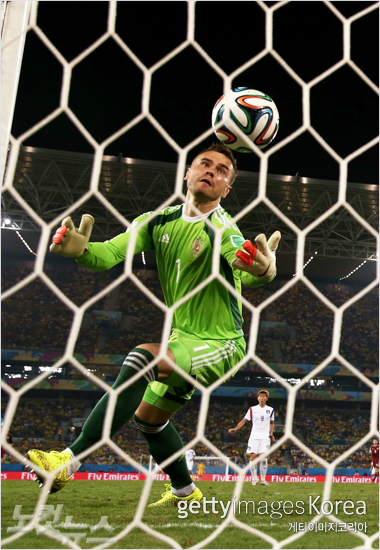 '제발들어가지마라'러시아골키퍼아킨페프가18일(한국시각)한국과브라질월드컵H조1차전에서이근호의슛을잡으려다뒤로빠트린뒤쳐내려고안간힘을쓰고있다.(사진=게티이미지)