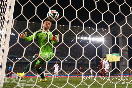 실책으로실점하는아킨폐프(사진=ⓒGettyImages/멀티비츠제공)