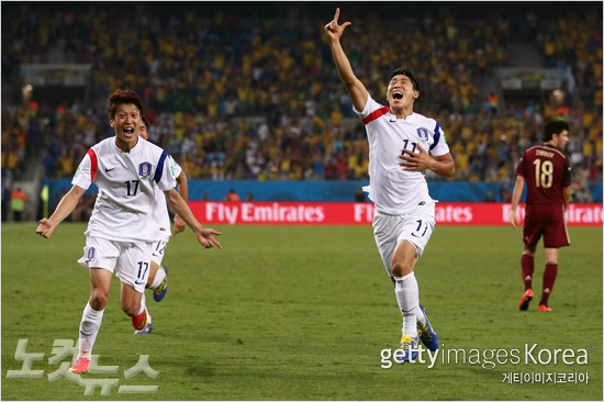 '한국이부러운일본'축구대표팀이근호(오른쪽)가18일(한국시각)러시아와브라질월드컵H조1차전에서선제골을넣은뒤이청용(왼쪽)과함께기뻐하고있다.(사진=게티이미지)