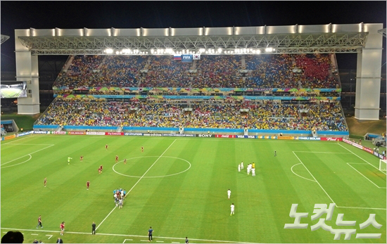 4만석규모의아레나판타나우를가득채운브라질현지축구팬들은다소공격적인움직임이부족했던한국과러시아선수들에게야유를쏟았다.쿠이아바(브라질)=오해원기자
