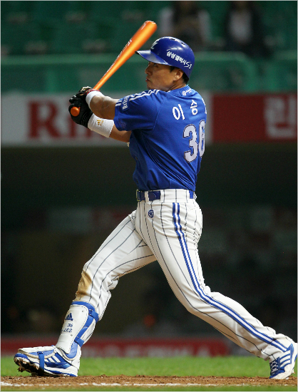 '영수,창용내가있잖아'삼성이승엽이18일SK와원정경기에서연장10회초승부를결정짓는우월1점홈런을터뜨리고있다.(인천=삼성라이온즈)