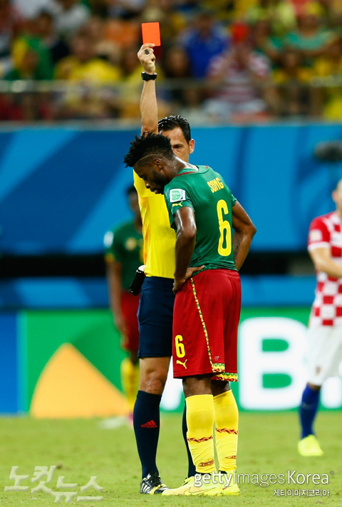 카메룬의간판스타알렉스송이19일브라질월드컵크로아티아와의조별리그경기도중상대선수를팔꿈치로가격했다.주심이송을향해레드카드를꺼내보이고있다(사진=ⓒGettyImages/멀티비츠제공)