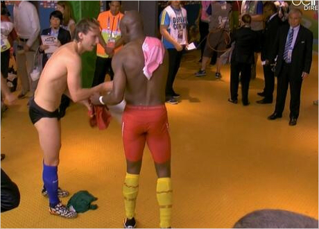 19일브라질월드컵B조경기를마치고크로아티아의라키티치(왼쪽)와카메룬의음비아가유니폼상하의를교환하고있다.보통경기가끝나고유니폼상의를교환하나하의까지교환하는경우는거의없다(사진=트위터캡처)