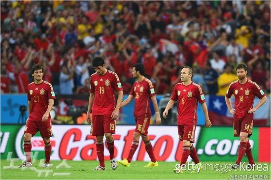 '고개숙인무적함대'스페인선수들이19일(한국시각)브라질월드컵B조조별리그칠레와2차전에서0-2패배를당한뒤경기장을빠져나가고있다.(사진=게티이미지)