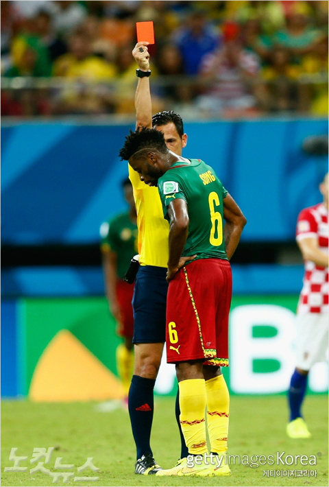 알렉스송의레드카드를받고있다.(사진=ⓒGettyImages/멀티비츠제공)