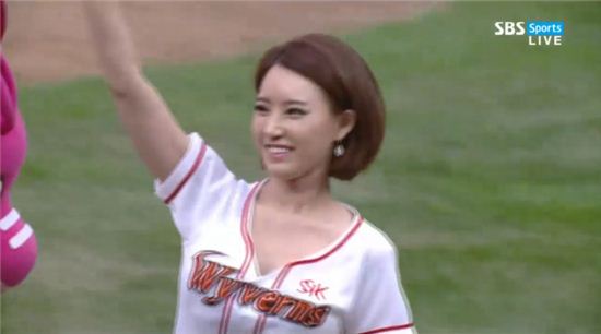 양한나 아나, 시구 도중 옷 벗자 중계진 '화들짝'