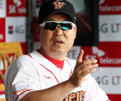 ▲흥분한심판을말리려다가오히려퇴장을당한SK이만수감독.사진│SK와이번스