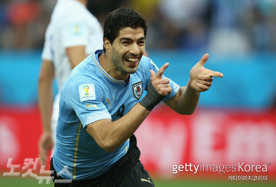 무릎부상을이겨내고출전한브라질월드컵잉글랜드와의경기에서선제골을터뜨린프리미어리그득점왕우루과이의루이스수아레스(사진=ⓒGettyImages/멀티비츠제공)