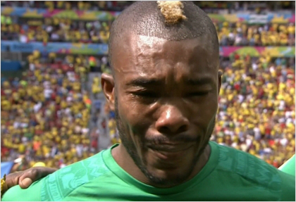 코트디부아르의미드필더세레이디에가20일콜롬비아와의경기전국가가연주될때눈물을흘리고있다(사진=트위터캡처)
