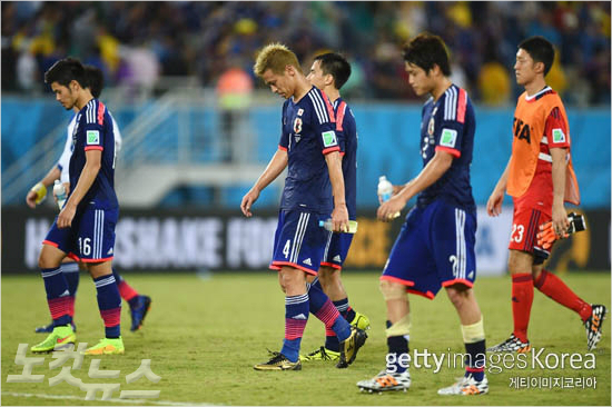 '고개숙인사무라이재팬'일본축구대표팀선수들이20일(한국시각)그리스와브라질월드컵2차전에서0-0으로비긴뒤힘없이경기장을빠져나가고있다.(사진=ⓒGettyImages/멀티비츠제공)