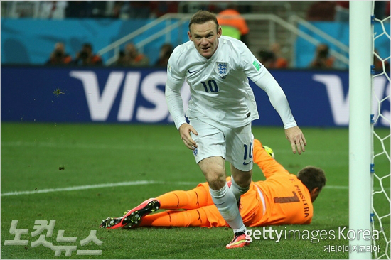 '이때만해도좋았는데...'잉글랜드간판공격수웨인루니는20일(한국시각)우루과이와브라질월드컵D조조별리그2차전에서고대하던월드컵데뷔골을넣었지만팀이1-2로지면서빛이바랬다.(사진=게티이미지)