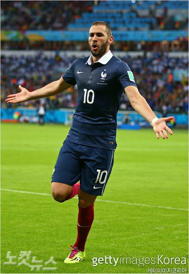 '내가바로퐁텐느의후예'21일(한국시각)스위스와브라질월드컵E조2차전에서1골2도움으로대회득점선두에오른프랑스골잡이카림벤제마.(사진=게티이미지)
