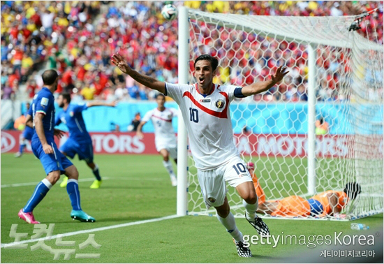 '우린신데렐라가아니에요'코스타리카대표팀브라이언루이스(10번)가21일(한국시각)이탈리아와브라질월드컵D조2차전에서전반44분결승골을넣은뒤기뻐하고있다.세계적인수문장잔루이지부폰(오른쪽)은몸을날려막아보려했지만공과함께골문안으로들어가야만했다.(사진=게티이미지)