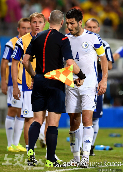 보스니아-헤르체고비나선수들이22일나이지리아와의2014브라질월드컵조별리그경기에서선심에게항의하고있다(사진=ⓒGettyImages/멀티비츠제공)