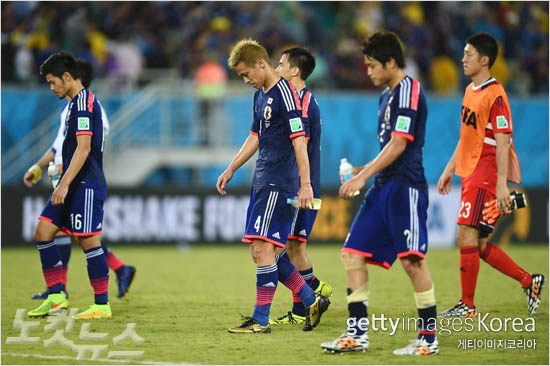 '다시시작하자'일본축구대표팀은22일(한국시각)브라질이투베이스캠프에서예정된오후훈련을취소했다.그동안2경기부진에대한스트레스와남은경기부담감을줄이기위한조치다.사진은지난20일그리스전무승부뒤일본선수들의모습.(사진=게티이미지)
