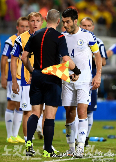 보스니아-헤르체고비나선수들이22일나이지리아와의2014브라질월드컵조별리그경기에서선심에게항의하고있다(사진=ⓒGettyImages/멀티비츠제공)