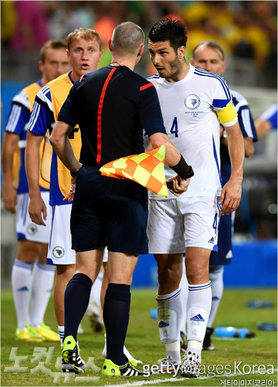 보스니아-헤르체고비나선수들이22일나이지리아와의2014브라질월드컵조별리그경기에서선심에게항의하고있다(사진=ⓒGettyImages/멀티비츠제공)