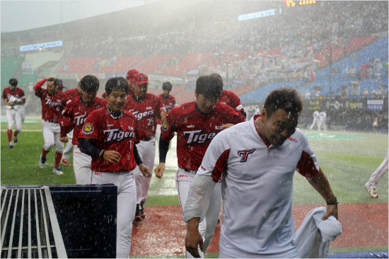 '이렇게반가울수가'KIA선수들이22일두산과경기에서6회초쏟아지는비에강우콜드게임이선언된뒤팬들을향해인사를하고더그아웃으로서둘러들어오고있다.(잠실=KIA타이거즈)