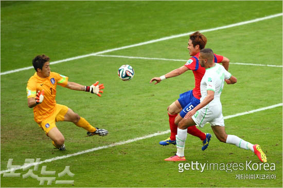 '제발...'알제리공격수이슬람슬리마니가23일(한국시각)한국과브라질월드컵H조2차전에서전반26분홍정호,골키퍼정성룡(오른쪽부터)의수비를뚫고선제골을터뜨리고있다.(사진=게티이미지)