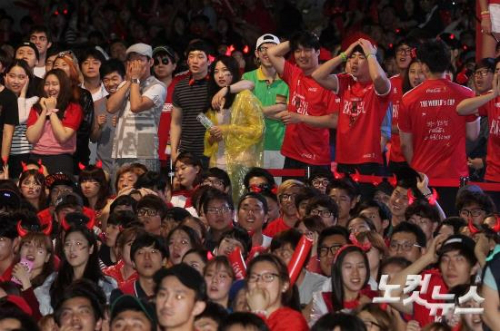 '2014브라질월드컵'대한민국과알제리H조조별리그2차전이열린23일새벽서울광화문광장에서붉은악마와시민들이전반전첫번째골을허용하자안타까워하고있다.사진=박종민기자