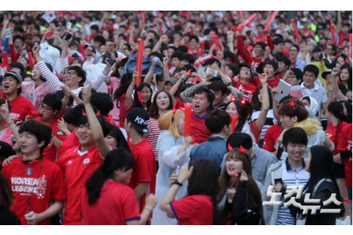 '2014브라질월드컵'대한민국과알제리H조조별리그2차전열린23일오전서울광화문광장에서붉은악마와시민들이후반전대한민국의두번째골에환호하고있다.사진박종민기자