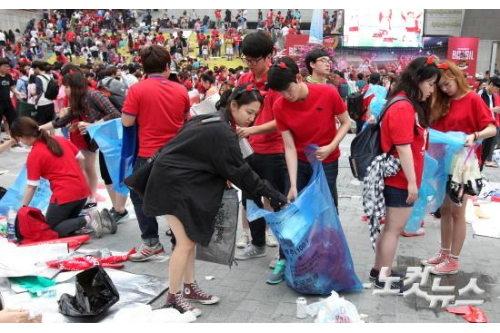 '2014브라질월드컵'대한민국과알제리H조조별리그2차전열린23일오전서울광화문광장에서붉은악마와시민들이경기종료후쓰레기를치우고있다.이날경기는대한민국이4대2로석패했다.사진=박종민기자