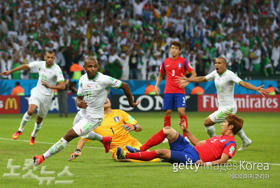 김영권이몸을날려막아봤지만알제리의파상공세를막기는역부족이었다(사진=ⓒGettyImages/멀티비츠제공)