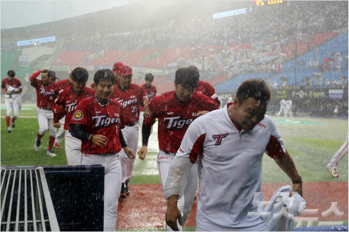 KIA가두산과의잠실경기에서2연속강우콜드게임승을거두는등시즌첫4연승을기록했다.(KIA제공)