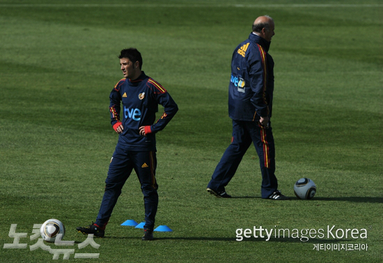 월드컵개막을하루앞둔지난12일(한국시간)스페인공식훈련장에서서로를등지고서있는델보스케스페인감독(사진오른쪽)과다비드비야(사진=ⓒGettyImages/멀티비츠제공)