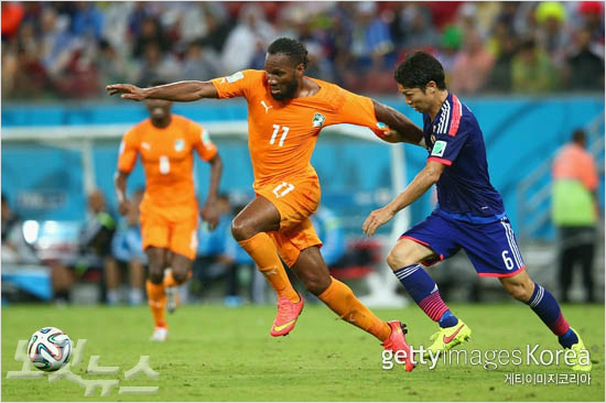 '돈이중요한건아니지만'코트디부아르는사상첫16강진출이결정될오는25일그리스와브라질월드컵C조조별리그최종전에승리수당을2배로인상하는당근책을꺼내들었다.사진은간판골잡이디디에드로그바(11번)가일본과경기에서드리블하는모습.(사진=게티이미지)