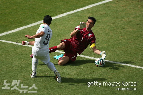 이탈리아의수문장부폰이전반33분우루과이의간판공격수루이스수아레스의슈팅을막아내고있다.(사진=ⓒGettyImages/멀티비츠제공)