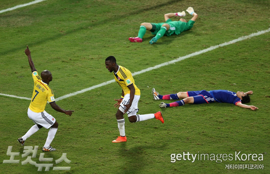 25일(한국시간)브라질월드컵C조최종전에서1-1로맞선후반초반콜롬비아의잭슨마르티네스가골을터뜨린뒤아르메로와기쁨을나누고있다.일본선수들은안타까운마음에그라운드에쓰러져있다(사진=ⓒGettyImages/멀티비츠제공)