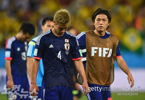 일본축구대표팀의해결사혼다게이스케가25일브라질월드컵콜롬비아전에서1-4로패한뒤고개를숙인채그라운드밖으로걸어나가고있다(사진=ⓒGettyImages/멀티비츠제공)