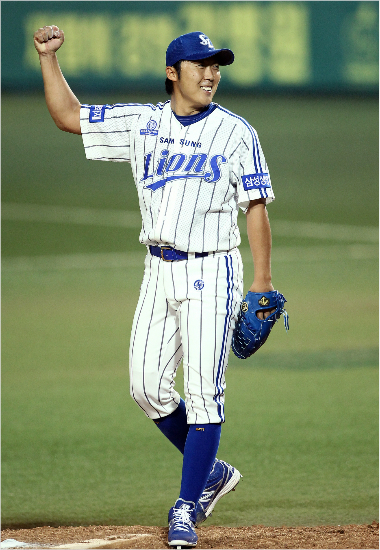 '이제야됐네'삼성우완선발배영수가25일넥센과경기에서9회까지완투하며통산120번째승리가확정된뒤오른주먹을불끈쥐어보이고있다.(대구=삼성라이온즈)