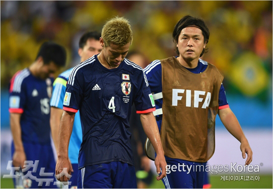 '헛심만쓴건가?'일본은브라질월드컵4강을목표로야심차게출발했지만1무2패초라한성적으로16강진출조차무산됐다.사진은일본선수들이25일(한국시각)콜롬비아와C조최종전에서1-4로참패한뒤퇴장하는모습.(사진=게티이미지)