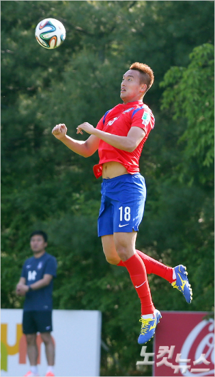 홍명보축구대표팀감독은벨기에와브라질월드컵조별리그3차전에박주영을대신해김신욱을전격선발출전시켰다.황진환기자