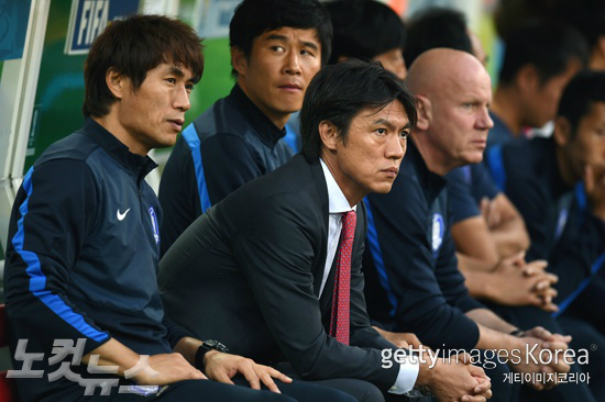 침통한표정으로경기를바라보고있는홍명보감독(사진=ⓒGettyImages/멀티비츠제공)