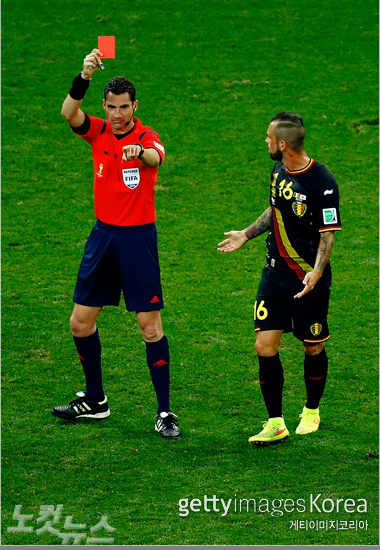 '상대가퇴장당했는데됴...'벨기에스테번드푸르가전반44분김신욱의발을밟아레드카드를받고있다.(사진=게티이미지)
