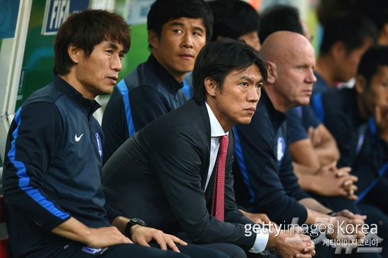 홍명보감독(가운데)이27일(한국시각)벨기에와브라질월드컵H조최종전에서심각한표정으로경기를지켜보고있다.(사진=게티이미지)